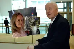 Agnieszka Zduńczyk Machulski na tle nocnego Manhattanu, obok starszy mężczyzna w garniturze.