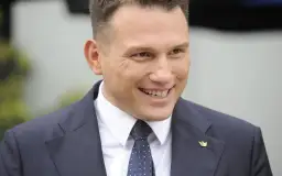 Sławomir Mentzen w garniturze, z uśmiechem na twarzy. Czy Sławomir Mentzen faktycznie traci poparcie wewnątrz partii Nowa Nadzieja?