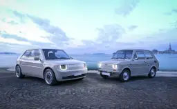 Nowy Fiat 126p obok swojego klasycznego poprzednika, na tle wodnego miasta.