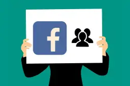 Logo Facebook i ikona grupy ludzi na plakacie. Ktoś trzyma go, prezentując się jako lider wśród fanów.
