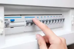 Rodzaje złącz - Jakie są rodzaje bezpieczników elektrycznych?