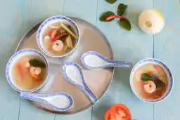 Zupa tajska z krewetkami, trawą cytrynową i chili. Idealna, gdy szukasz czegoś co zamiast pasty curry do zupy tajskiej.
