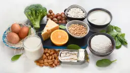 Produkty bogate w wapń i witaminę D: nabiał, ryby, orzechy, fasola, brokuły, szpinak. Idealne, gdy zastanawiasz się, osteoporoza co jeść.