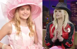 Dannielynn Birkhead w różowej sukience i kapeluszu obok matki w kowbojskim kapeluszu i kurtce.