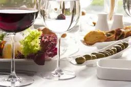 Czerwone wino do czego? Odkryj najlepsze połączenia kulinarne