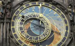 Zegar astronomiczny z figurami, w tym szkieletem, pokazuje czas. To jak podróż w czasie, która zatrzymała się na chwilę.