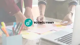Zespół planuje rozwój firmy, tworząc makiety na stole.