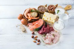 Keto dieta: ryby, mięso, jajka, nabiał, orzechy i nasiona. Zastanawiasz się, jak długo można być na diecie keto?