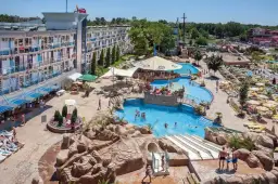 Słoneczne **Bułgaria wakacje** w hotelowym aquaparku z basenami, zjeżdżalniami i mnóstwem leżaków.