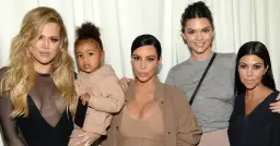 Khloe, Kim z córką North, Kendall i Kourtney. Kris Jenner dzieci w komplecie.