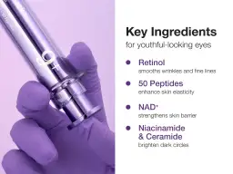 Ręka w fioletowej rękawiczce trzyma metalowy aplikator z napisem "9+". Produkt zawiera retinol, 50 peptydów, NAD+ i niacynamid z ceramidem.