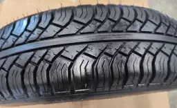 Nowa opona do Fiata Seicento, z wyraźnym bieżnikiem. Idealny rozmiar opon dla tego klasyka.