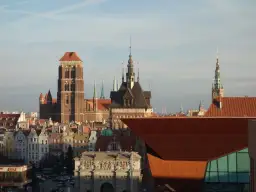 Widok na zabytkowe kamienice i wieże Starego Miasta Gdańsk.