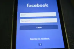 Ekran logowania Facebooka. Widoczne pola na email i hasło, przycisk "Login" oraz opcja "Sign Up for Facebook", która pomoże Ci dowiedzieć się, jak założyć Facebooka.