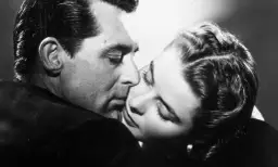 Intymny pocałunek Cary'ego Granta i Ingrid Bergman. Czy aktorzy w filmach naprawde się całują? Ta scena sugeruje, że tak.
