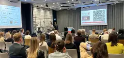 Na sali konferencyjnej trwa szkolenie. Prelegenci przemawiają do zgromadzonej publiczności. Idealne imprezy na które wynajmujemy fotografa, by uwiecznić ważne momenty.