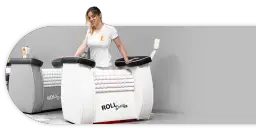 Kobieta opiera się o urządzenie Roll Shaper z rolkami masującymi.