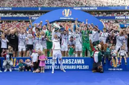 Piłkarze świętują zdobycie Pucharu Polski, co jest ważnym osiągnięciem dla polskich klubów w europejskich pucharach.