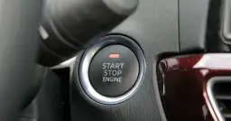 Przycisk "START STOP ENGINE" w samochodzie. To właśnie jest kluczowe w systemie keyless go co to znaczy, że nie potrzebujesz kluczyka.