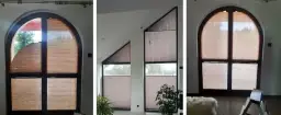Plisy idealnie pasują do nietypowych, skośnych okien, tworząc przytulną atmosferę.