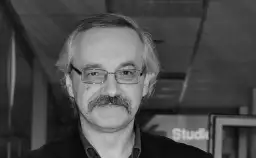 Portret mężczyzny w okularach, z wąsami. Pamiętamy go jako jednego z bohaterów, kto nie żyje z serialu Ranczo.