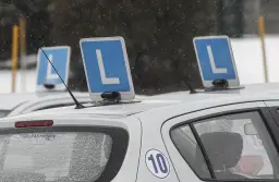 Na dachach aut szkoleniowych widnieją tablice z literą "L". Zastanawiasz się, ile ważny jest kurs prawa jazdy bez egzaminu?