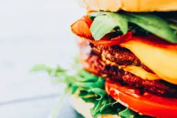 Jakie warzywa do burgera? Odkryj najlepsze dodatki dla smaku