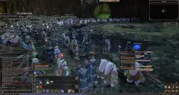 Tłum graczy w grze typu co to mmorpg, walczący z potworami w jaskini. Wszyscy mają imiona i paski zdrowia.