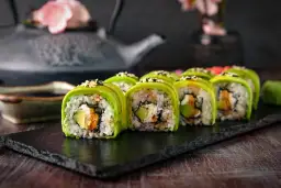 Jak zrobić sushi w domu? Krok po kroku do idealnych rolek!