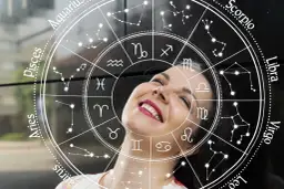 Uśmiechnięta kobieta na tle koła zodiaku. Sprawdź swój horoskop na jutro, zwłaszcza jeśli jesteś Lwem!