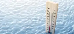 Drewniany termometr pokazuje temperaturę wody. Czy to już lipiec i ile stopni ma Bałtyk?