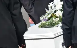 Ile pieniędzy dać księdzu za pogrzeb: aktualne stawki i zwyczaje w Polsce