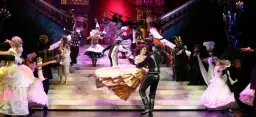 Strój aktora: Jak kostiumy wpływają na postaci w teatrze i filmie
