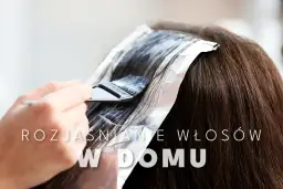 Jak rozjaśnić ciemne włosy farbowane w domu? Pędzel nakłada rozjaśniacz na pasma włosów owinięte folią.