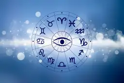 Oko opatrzności w centrum koła zodiaku. Sprawdź swój horoskop ryby na przyszły tydzień.