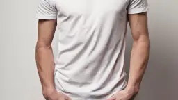 Mann im weißen T-Shirt mit Händen in den Hosentaschen.