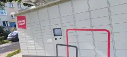 Automat paczkowy ORLEN Paczka z logo marki i ekranem dotykowym.