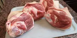 Jak podgrzać golonkę z Biedronki w piekarniku, aby była soczysta?