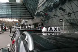 Ile kosztuje taxi z lotniska w Gdańsku na dworzec PKP? Sprawdź ceny