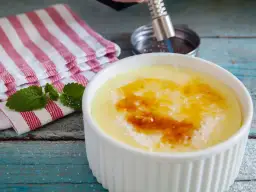Crema catalana recién hecha con Thermomix, dorando el azúcar con un soplete.