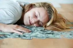 Co oznacza sen o zbieraniu pieniędzy z ziemi - prawdziwe znaczenie snu
