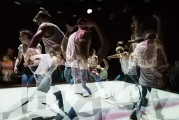 Dynamiczne ruchy tancerzy na scenie. Krakowski teatr tańca w ruchu, uchwycony w wielokrotnej ekspozycji.