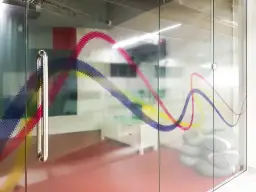 Jak druk na folii adhezyjnej może zrewolucjonizować Twoje projekty