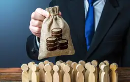 Hr manager w garniturze trzyma worek z pieniędzmi nad grupą drewnianych ludzików.