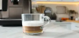 Dlaczego nie spienia mleka w ekspresie do kawy? Oto najczęstsze przyczyny