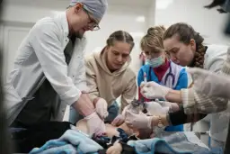 Pobudka film: Poruszający dokument o dzieciach w obliczu traumy