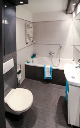 Jak ułożyć płytki w małej łazience na podłodze bez błędów