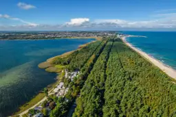 Widok z lotu ptaka na Półwysep Helski: las, plaża, morze i zatoka.