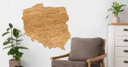 Drewniana mapa Polski na ścianę, z zaznaczonymi województwami. Idealna dekoracja dla miłośników podróży po kraju.