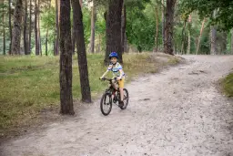 Jak dobrać rower do dziecka, aby zapewnić mu bezpieczeństwo i komfort